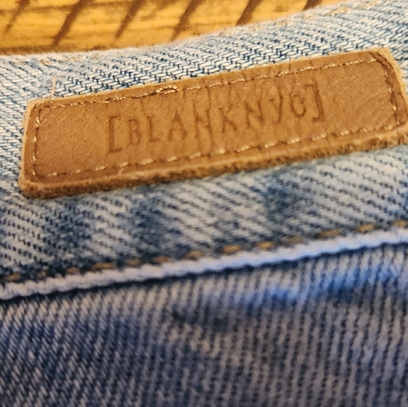 Blank NYC High Rise Tapered Leg Distressed Jeans Size 26 - Picture 7 of 12